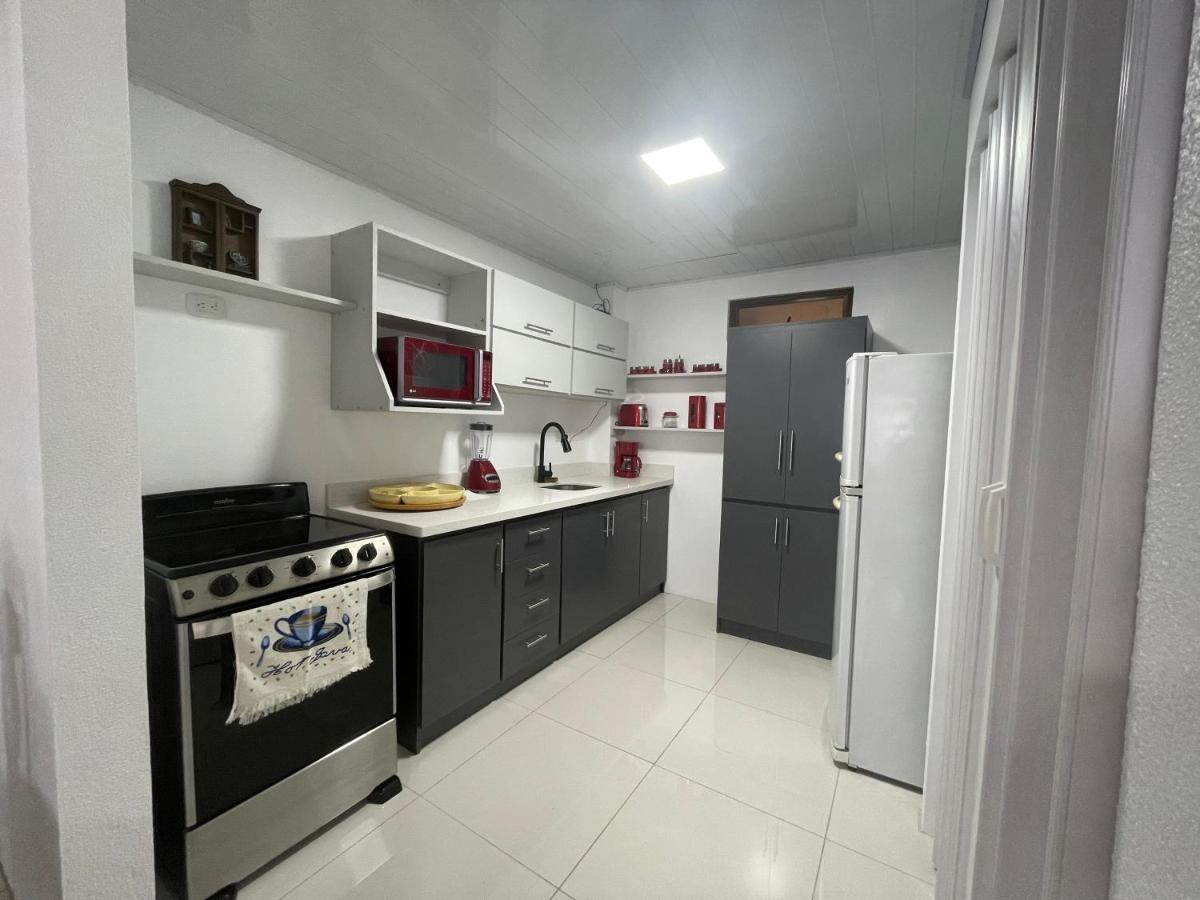 شقة Alicia'S Place 10 Min From Airport ألاخويلا المظهر الخارجي الصورة
